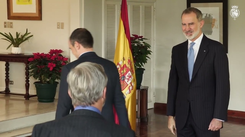 S. M. el Rey mantiene un encuentro con una representación de la colectividad española en
