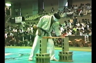 極真会館 ｛. MATSUSHIMA} 代表 松島良一 演武 1984年 Demonstration by Yoshikazu matsushima 1984