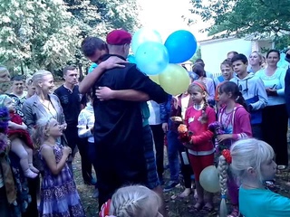 Бійця, якого 8 місяців тримали в полоні, зустрічали на Тернопіллі зі сльозами