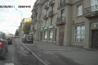Продолжаются катания по тротуару