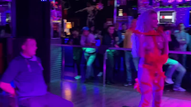 Жаркий стриптиз Парням на