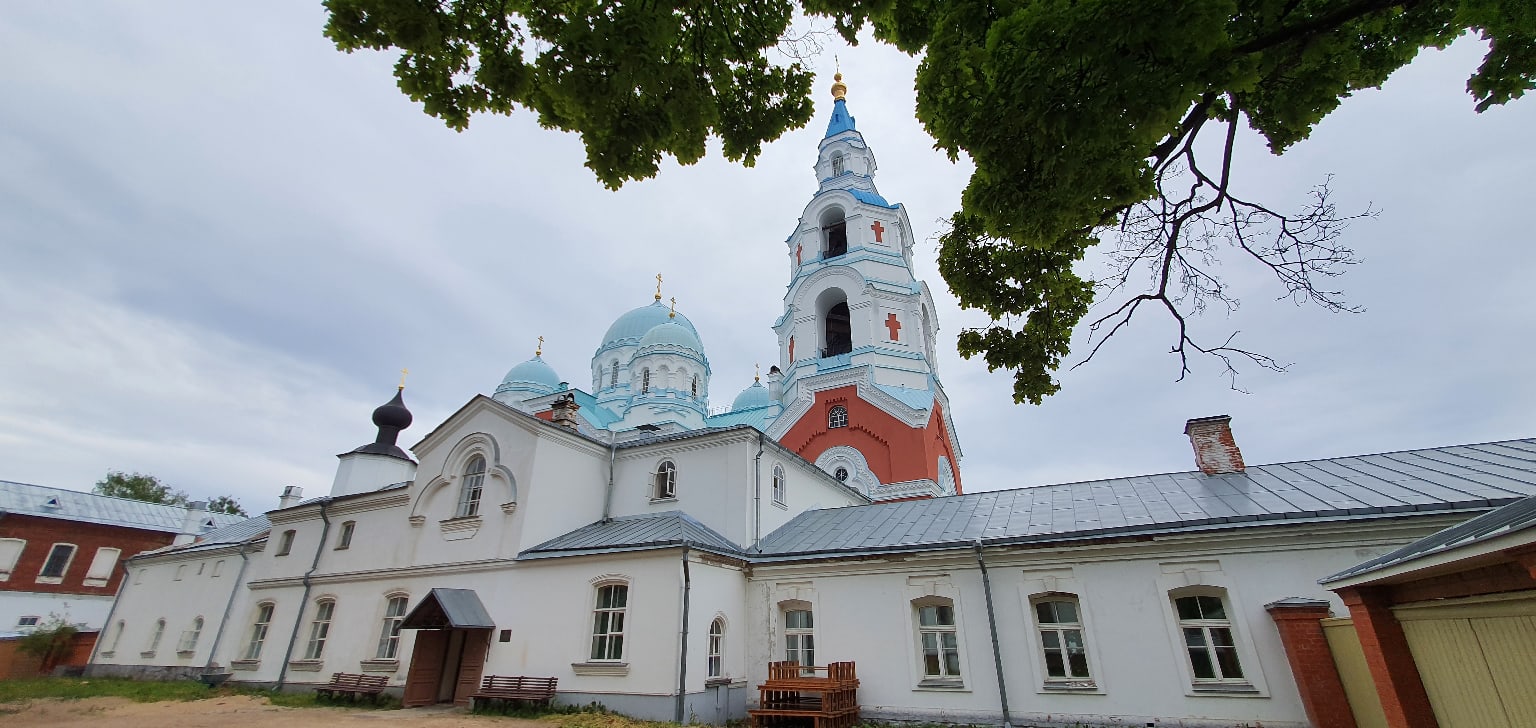 Трапезная, где все экскурсионные группы обедают Трапезная, где все экскурсионные группы обедают