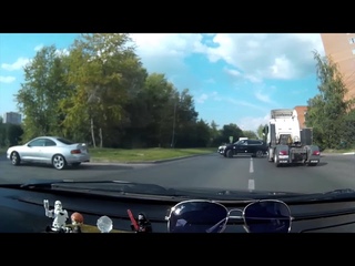 Момент ДТП на улице Ленкома