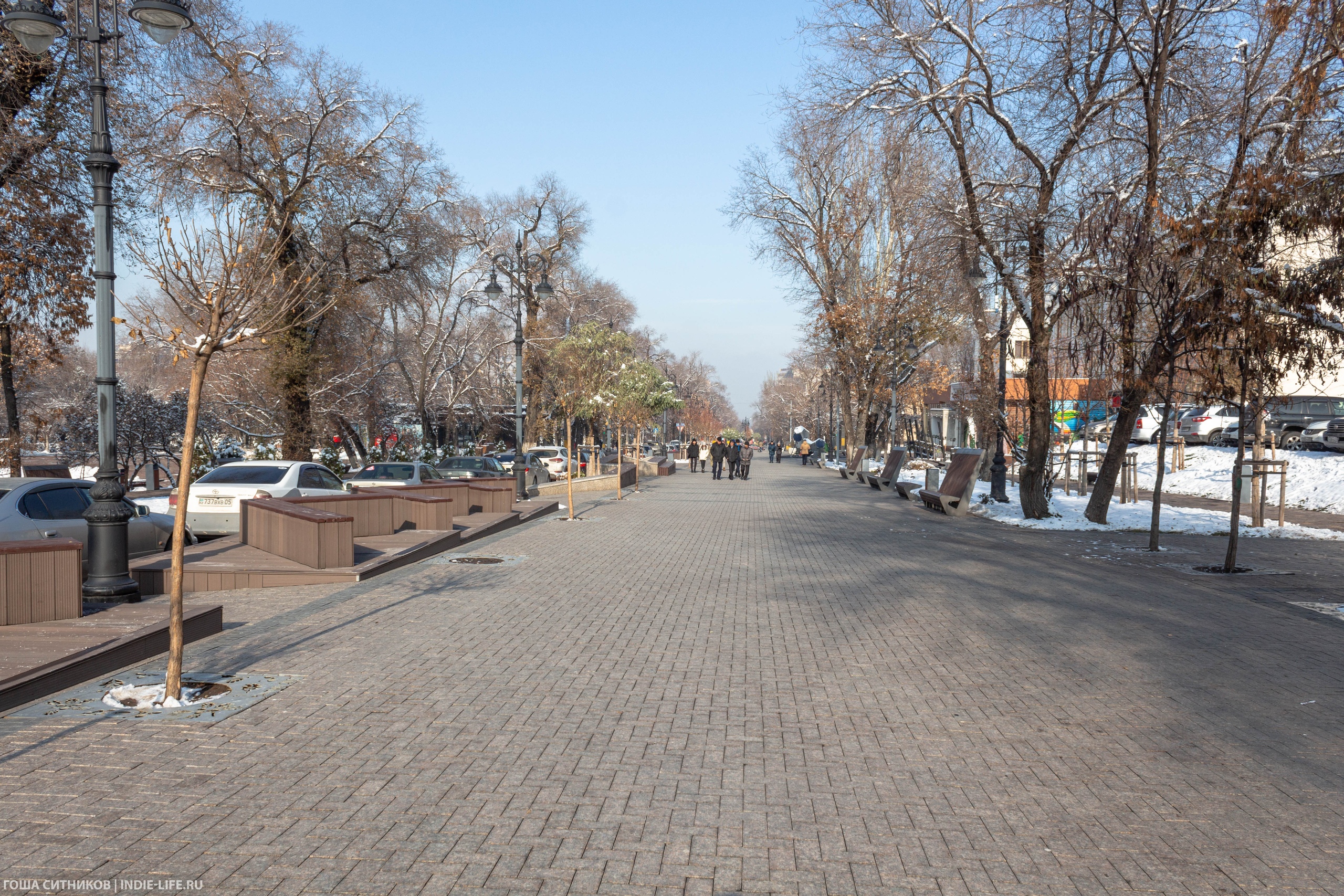 Многолюдно возле метро