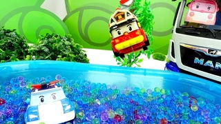 Os robocars Poli e Roy vo nadar na piscina. Vdeos de brinquedos em Portugus Brasil