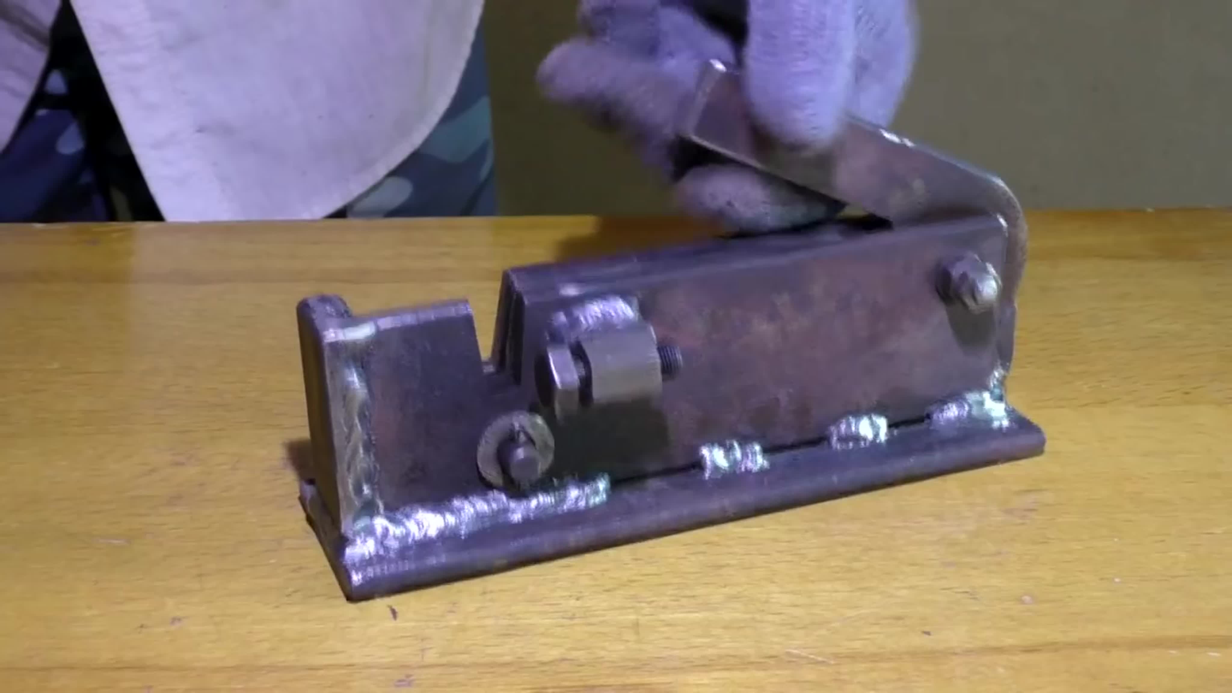 Самодельный инструмент для скручивания стальной проволоки: обзор и принцип работы