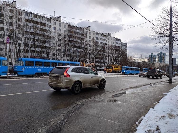 В Москве 26 января у вагона № 1341 произошел залом пантографа на Чертановской улице Это картинка