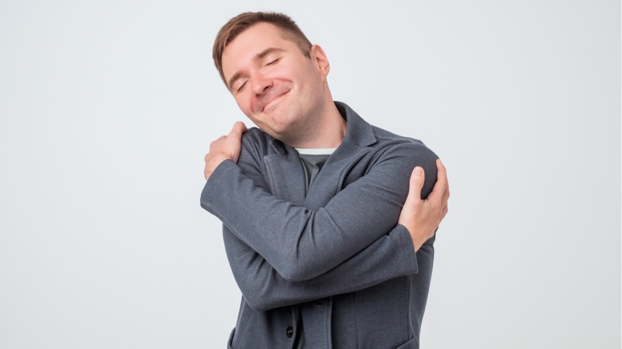 Человек обнимает себя