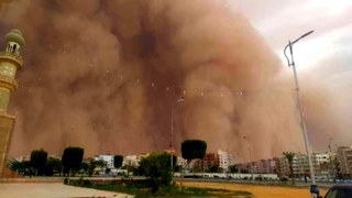 The whole world is praying for Egypt..!! A rare sandstorm, the day suddenly darkens