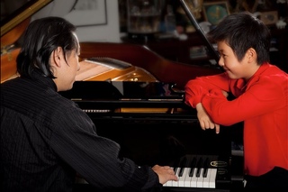 Piano prodigy Shuan Hern Lee sings Panlis Angelicus with dad at 8yo