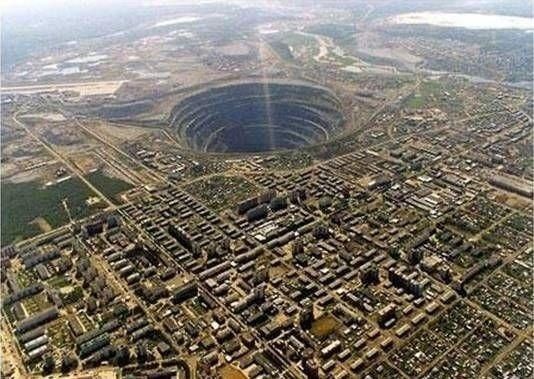 Самая большая дыра на планете В этом огромном карьере добывают алмазы. Расположен он под городом Мирный в Сибири. Глубина карьера 525 метров, а диаметр 1,25 км. Над карьером запрещены полеты,