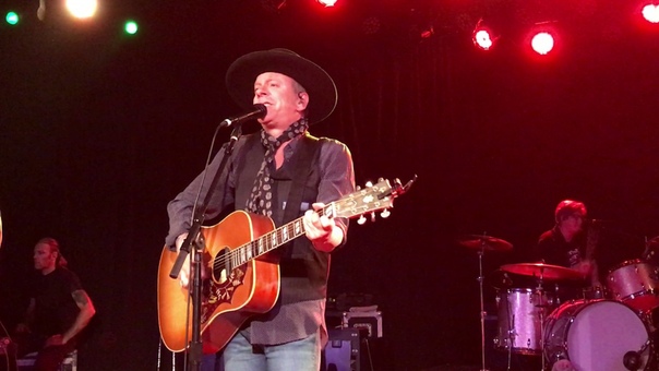 Kiefer Sutherland band playing Cant Say Away at the
